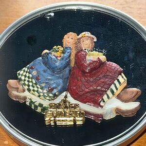 Best Friend‎ two old fashioned ladies plastic resin brooch/pin